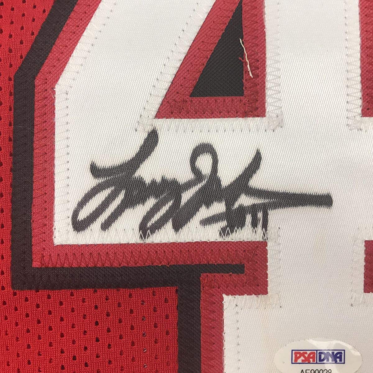 Camiseta de baloncesto universitaria roja de la UNLV autografiada/firmada por Larry Johnson. PSA/CÓDIGO DE ADN.