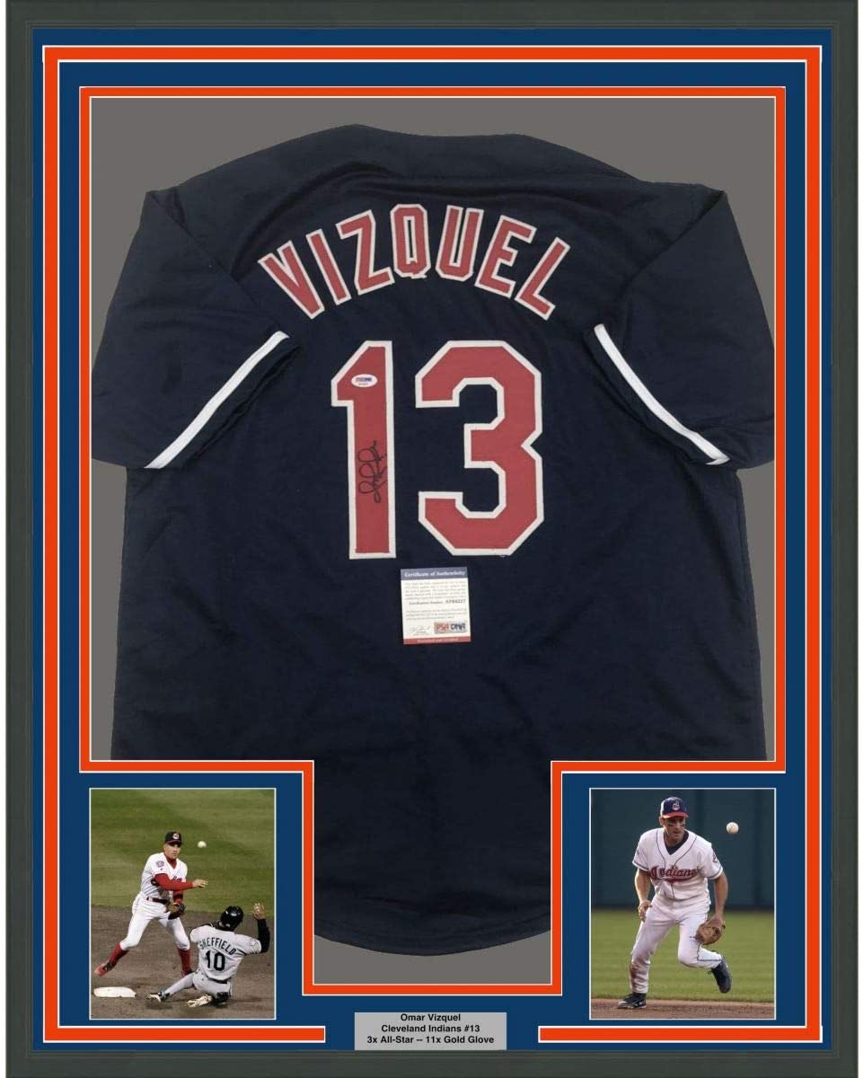 Camiseta de béisbol azul de Cleveland de 35 x 39, enmarcada, autografiada y firmada por Omar Vizquel. Certificado de autenticidad de PSA y ADN.