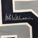 Camiseta de béisbol gris de Nueva York de 35 x 39, enmarcada, autografiada y firmada por Mike Mussina (JSA COA)