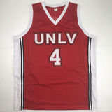 Camiseta de baloncesto universitaria roja de la UNLV autografiada/firmada por Larry Johnson. PSA/CÓDIGO DE ADN.