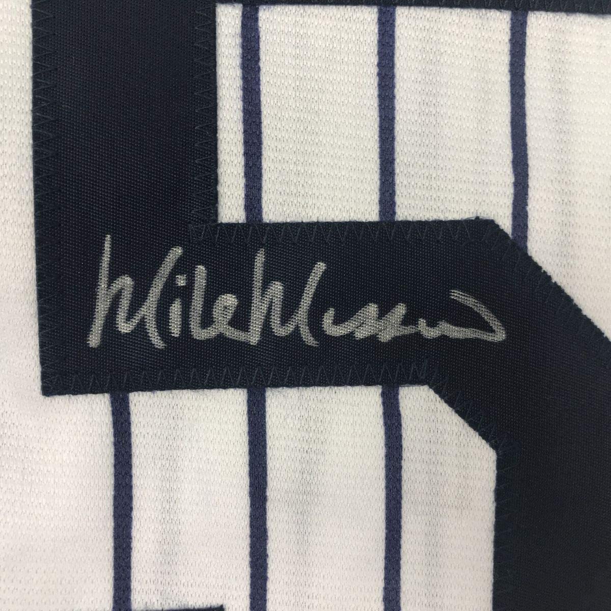 Camiseta de béisbol de rayas de Nueva York de 35 x 39, enmarcada, autografiada y firmada por Mike Mussina (JSA COA)