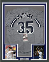 Camiseta de béisbol gris de Nueva York de 35 x 39, enmarcada, autografiada y firmada por Mike Mussina (JSA COA)