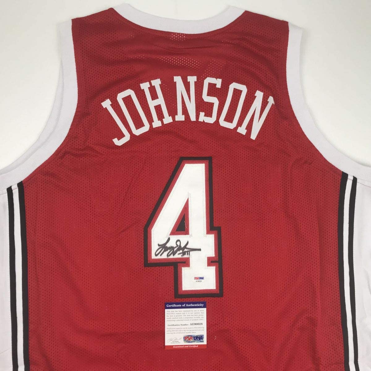 Camiseta de baloncesto universitaria roja de la UNLV autografiada/firmada por Larry Johnson. PSA/CÓDIGO DE ADN.