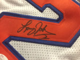 Camiseta de baloncesto blanca de Nueva York de 35 x 39, enmarcada, autografiada y firmada por Larry Johnson (JSA COA)