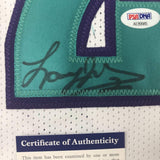 Camiseta de baloncesto Charlotte White de 35 x 39, enmarcada, autografiada y firmada por Larry Johnson. Certificado de autenticidad de PSA y ADN.