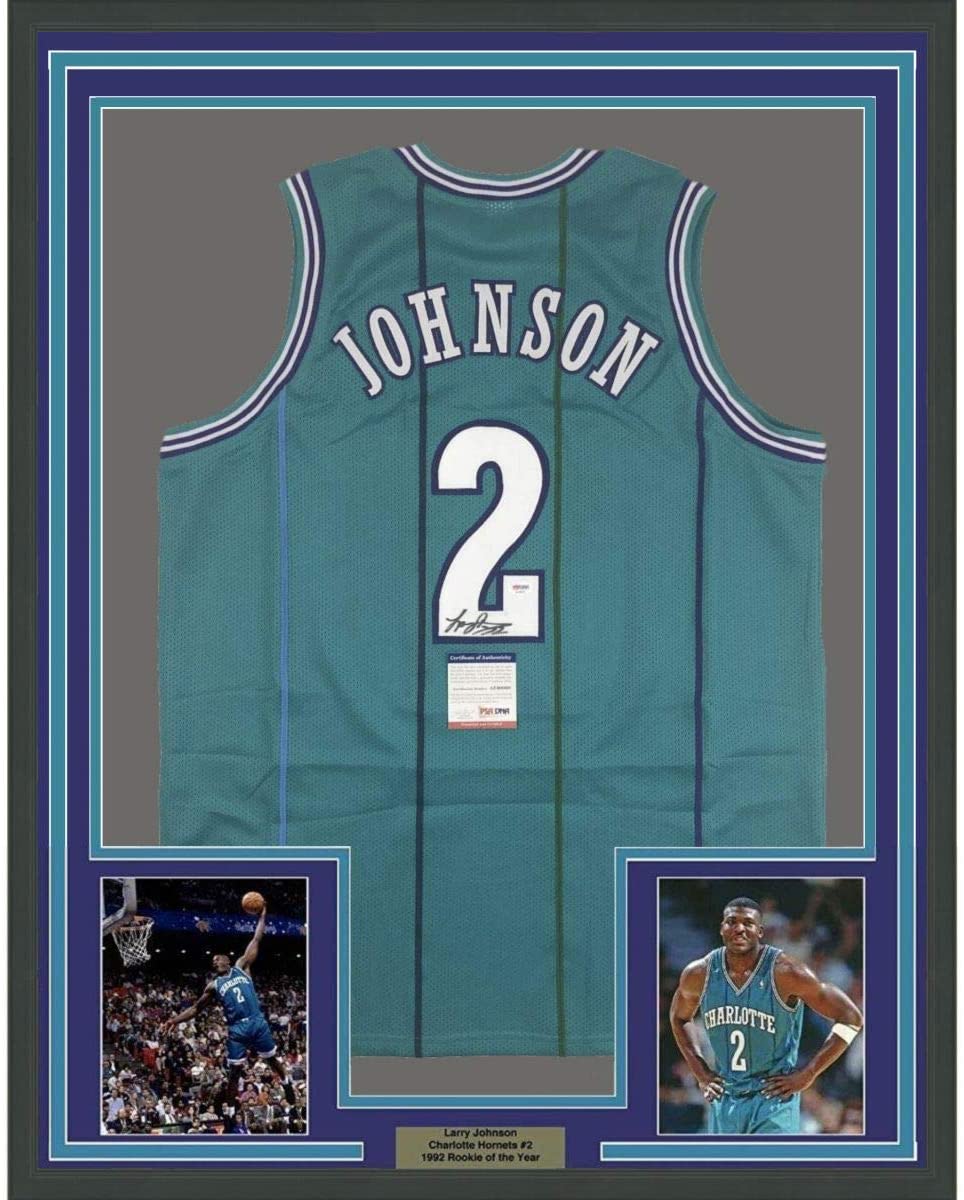 Camiseta de baloncesto Charlotte Teal de Larry Johnson, enmarcada, autografiada y firmada, 35 x 39, PSA/Certificado de autenticidad de ADN