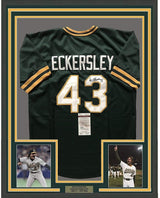 Camiseta de béisbol verde Oakland de 35 x 39, enmarcada, autografiada y firmada por Dennis Eckersley (JSA COA)
