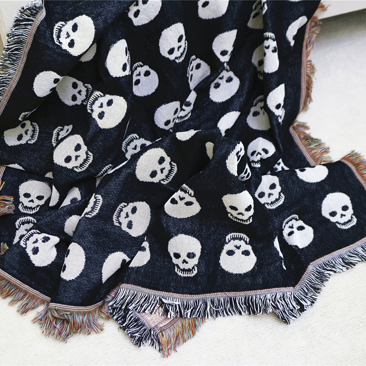 Couverture bohème tricotée à pompons avec tête de mort blanche imprimée pour Halloween, idéale pour le camping et les pique-niques décontractés