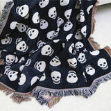 Couverture bohème tricotée à pompons avec tête de mort blanche imprimée pour Halloween, idéale pour le camping et les pique-niques décontractés