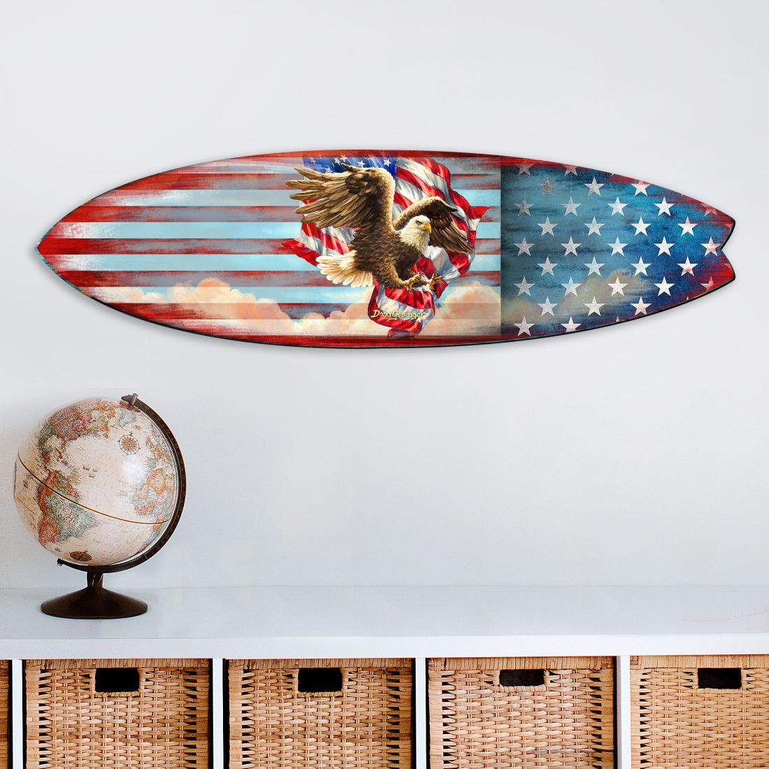 Arte para puerta costero con tabla de surf y bandera estadounidense patriótica de D. Gelsinger - Decoración navideña estadounidense - 8490108HS