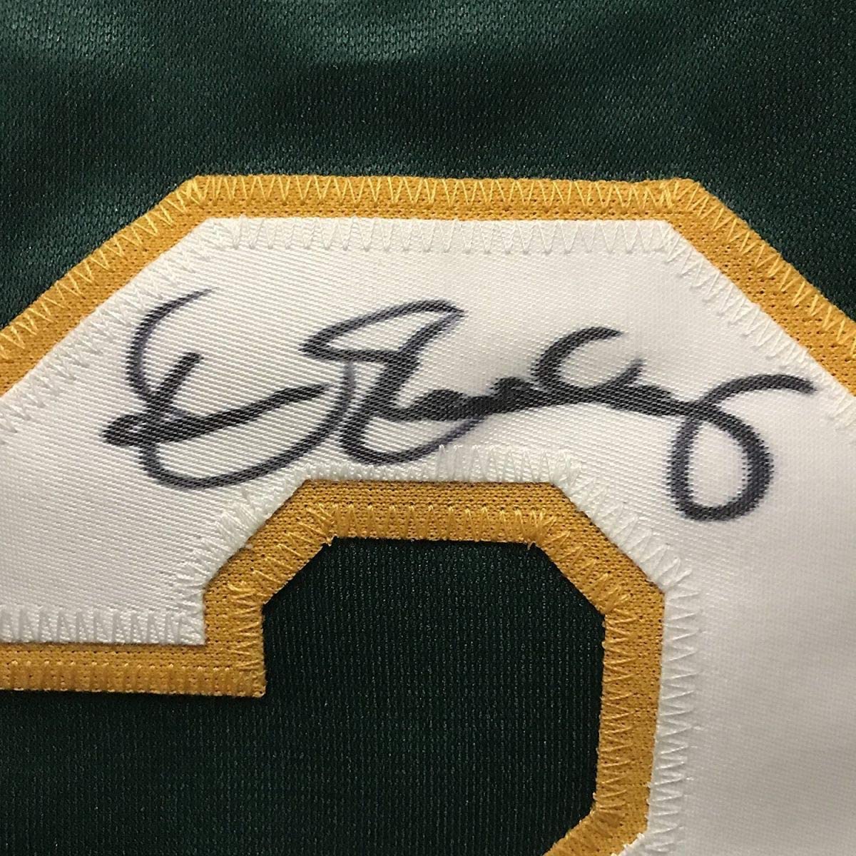 Camiseta de béisbol verde Oakland de 35 x 39, enmarcada, autografiada y firmada por Dennis Eckersley (JSA COA)