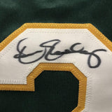 Camiseta de béisbol verde Oakland de 35 x 39, enmarcada, autografiada y firmada por Dennis Eckersley (JSA COA)