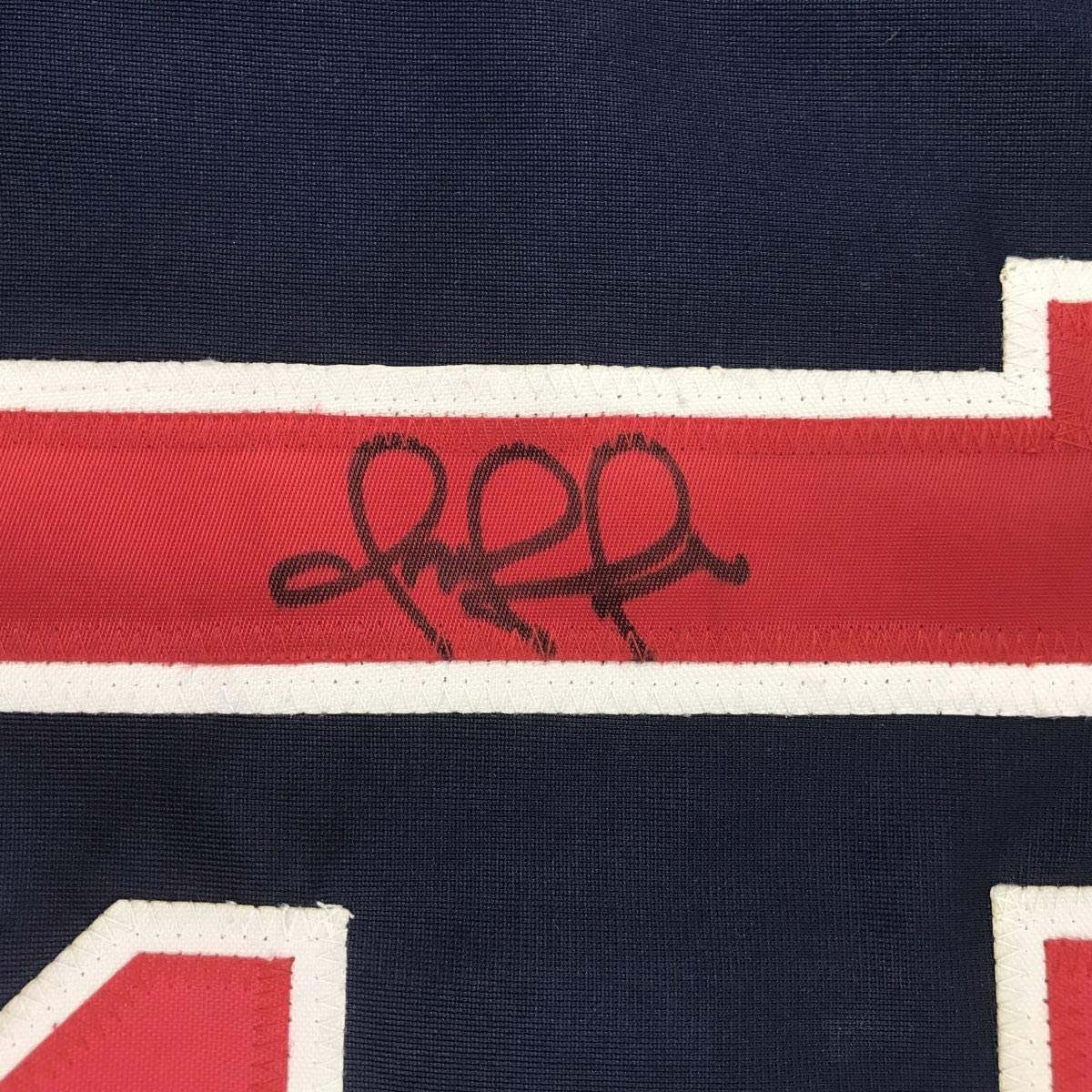 Camiseta de béisbol azul de Cleveland de 35 x 39, enmarcada, autografiada y firmada por Omar Vizquel. Certificado de autenticidad de PSA y ADN.