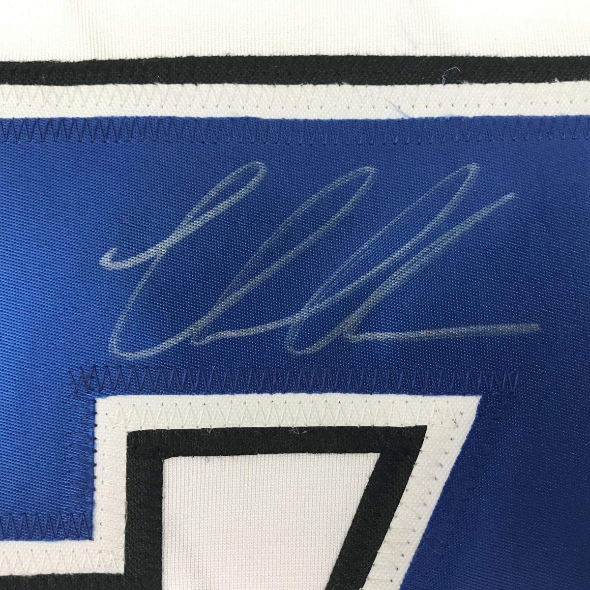 Camiseta de hockey blanca de Tampa Bay, enmarcada, autografiada y firmada por Victor Hedman, 35 x 39, JSA COA