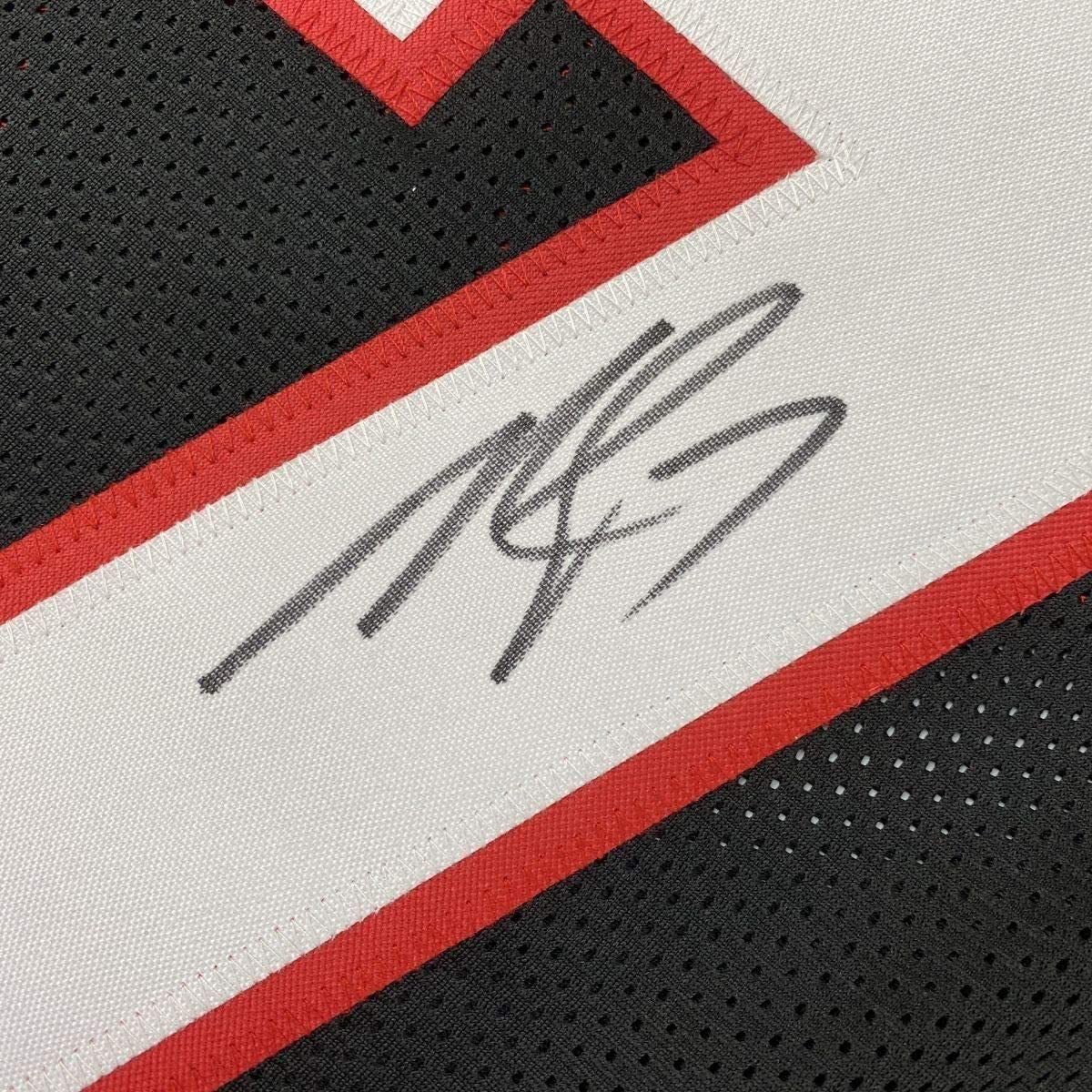 Camiseta de fútbol retro negra de Atlanta, enmarcada, autografiada y firmada por Michael Mike Vick, 35 x 39, JSA COA