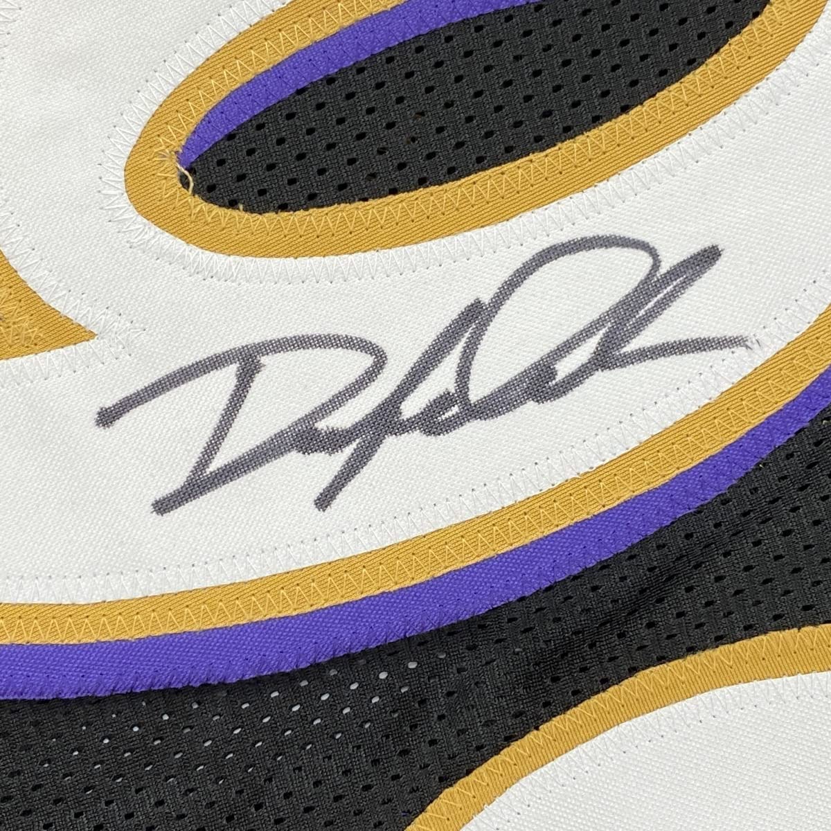 Camiseta de fútbol americano Baltimore Black de 35 x 39, enmarcada, autografiada y firmada por Odafe Oweh (JSA COA)