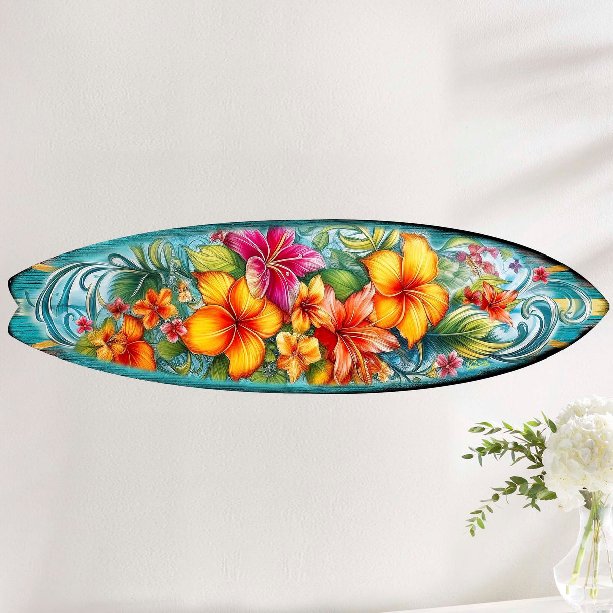 Arte mural costero con tabla de surf y flores hawaianas de G. DeBrekht - Decoración navideña costera - 8490121HS
