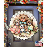 Decoración navideña para puerta "Somos Familia Osos" de Jamie Mills-Price - Decoración navideña - 8457703H