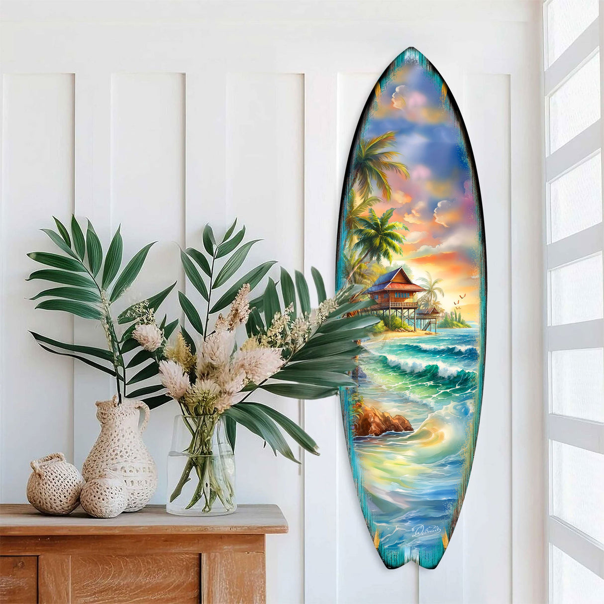 Arte mural de tabla de surf con diseño de casa de playa tropical de G. DeBrekht - Decoración costera artesanal - Decoración de pared con tabla de surf para casas de playa e interiores náuticos - 8490142HS