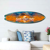 Arte mural de tabla de surf "Good Vibes Only" de G. DeBrekht: decoración costera artesanal para casas de playa e interiores tropicales – 8490145HS