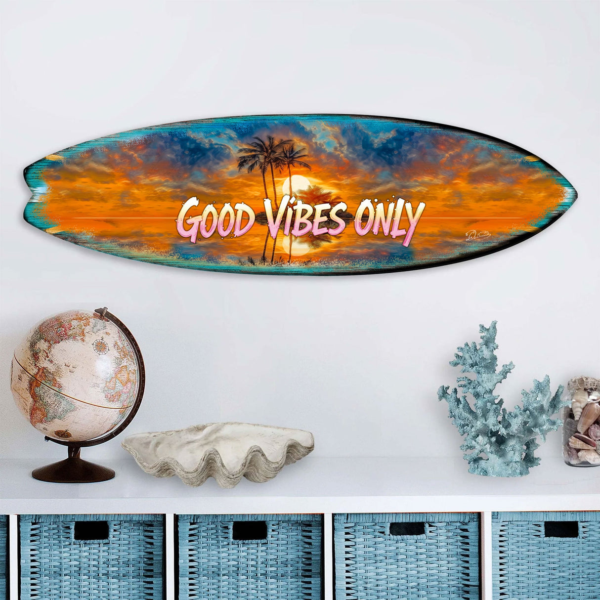 Arte mural de tabla de surf "Good Vibes Only" de G. DeBrekht: decoración costera artesanal para casas de playa e interiores tropicales – 8490145HS