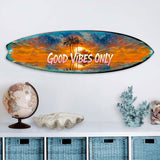 Arte mural de tabla de surf "Good Vibes Only" de G. DeBrekht: decoración costera artesanal para casas de playa e interiores tropicales – 8490145HS