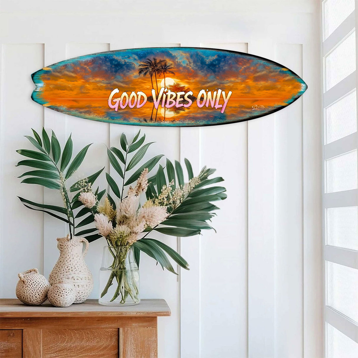 Arte mural de tabla de surf "Good Vibes Only" de G. DeBrekht: decoración costera artesanal para casas de playa e interiores tropicales – 8490145HS
