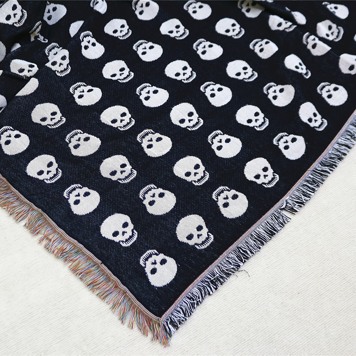 Couverture bohème tricotée à pompons avec tête de mort blanche imprimée pour Halloween, idéale pour le camping et les pique-niques décontractés