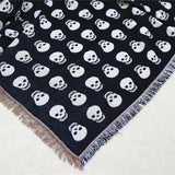 Couverture bohème tricotée à pompons avec tête de mort blanche imprimée pour Halloween, idéale pour le camping et les pique-niques décontractés