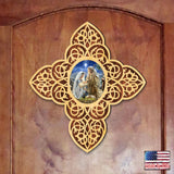 Cruz de madera de filigrana de la Sagrada Familia de D. Gelsinger - Decoración con iconos inspiradores - 88483-DG