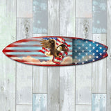 Arte para puerta costero con tabla de surf y bandera estadounidense patriótica de D. Gelsinger - Decoración navideña estadounidense - 8490108HS