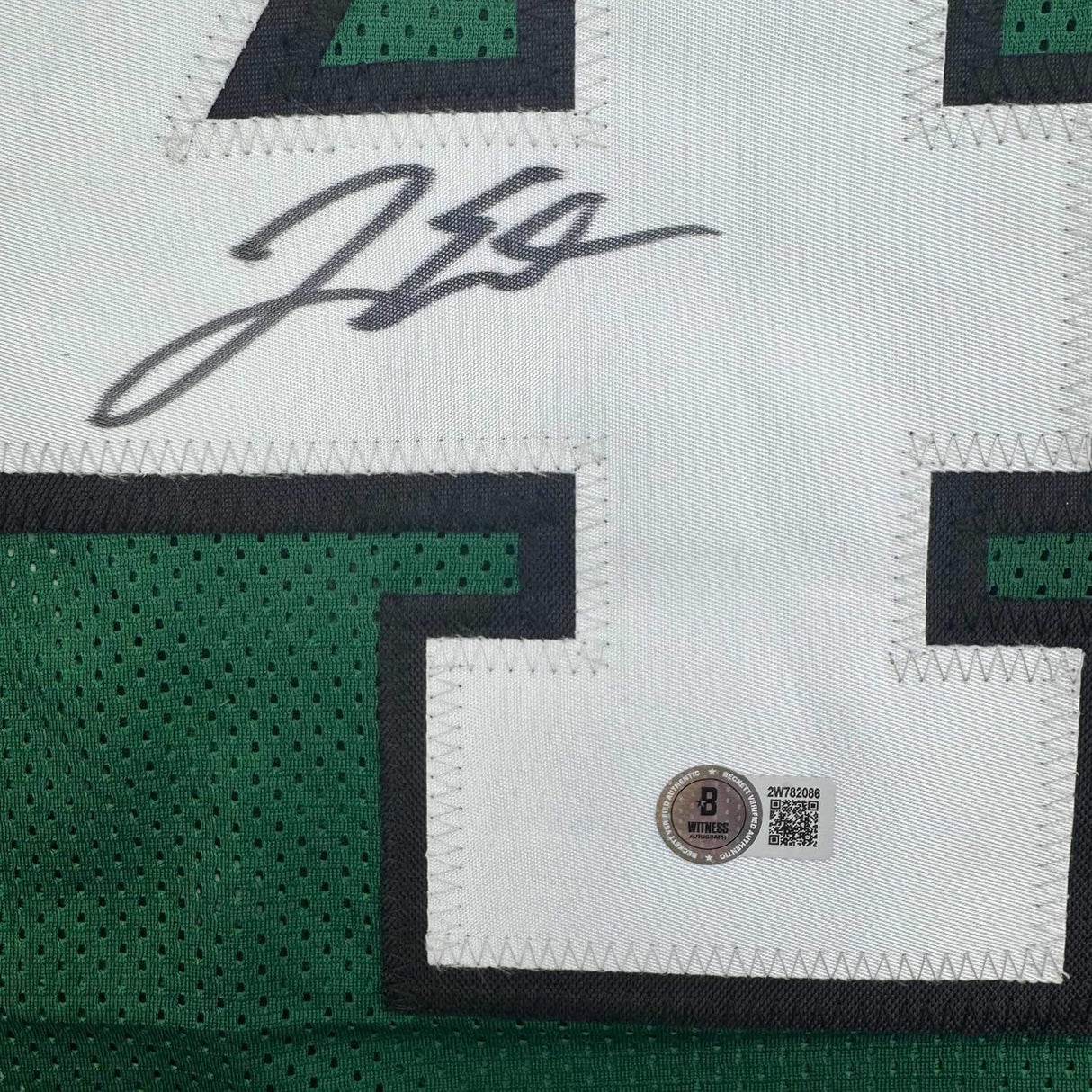 Camiseta de fútbol americano enmarcada, autografiada y firmada por Jake Elliott, 35 x 39, Philadelphia Kelly Green, Beckett BAS COA