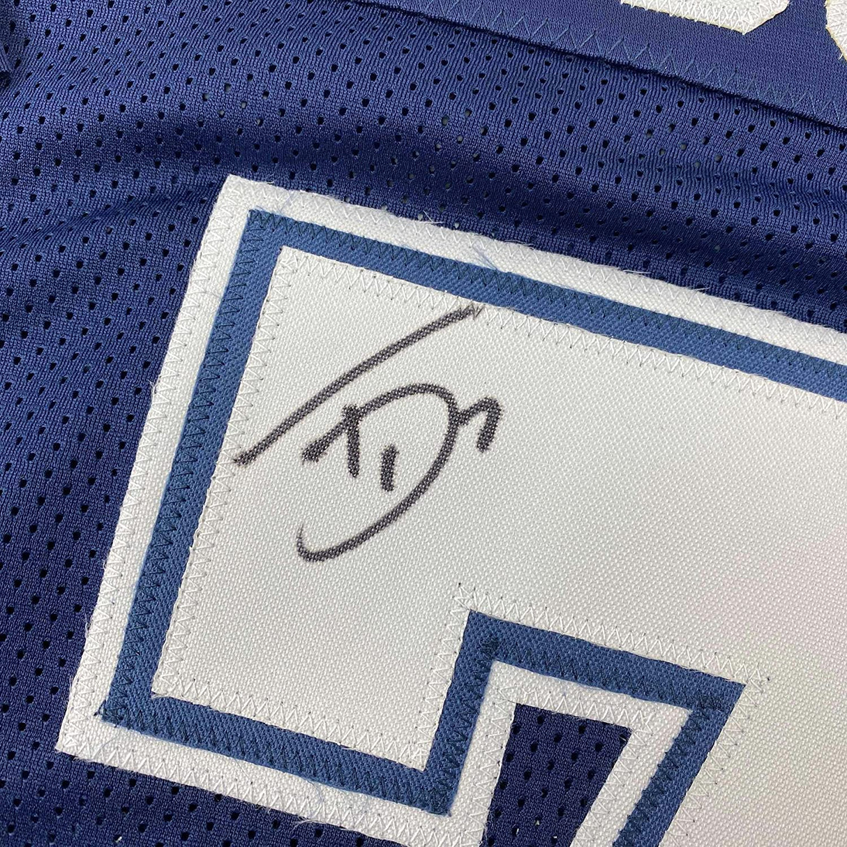 Camiseta de fútbol azul Dallas de 35 x 39, enmarcada, autografiada y firmada por Trevon Diggs (JSA COA)