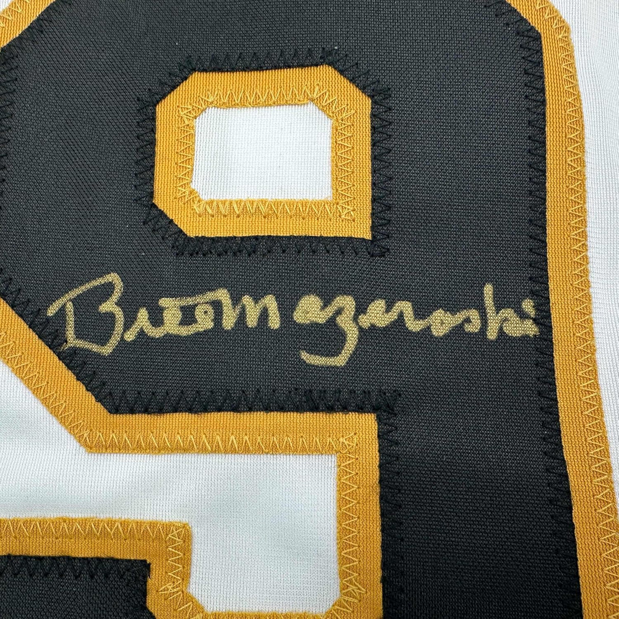 Camiseta de béisbol blanca de Pittsburgh de 35 x 39, enmarcada y autografiada de Bill Mazeroski (JSA COA)