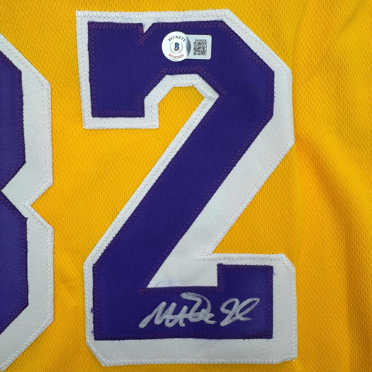 Camiseta de baloncesto amarilla de Los Ángeles LA Beckett BAS COA enmarcada, autografiada y firmada por Earvin Magic Johnson, 35 x 39