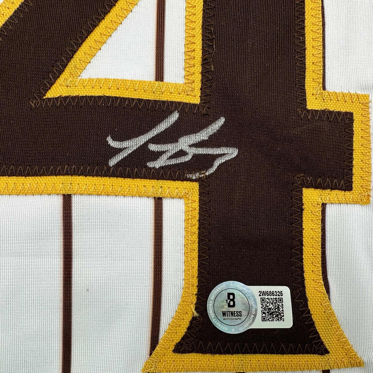 Camiseta de béisbol de rayas de San Diego de 35 x 39 de Luis Arraez, enmarcada y autografiada, firmada y coordinada por Beckett BAS COA
