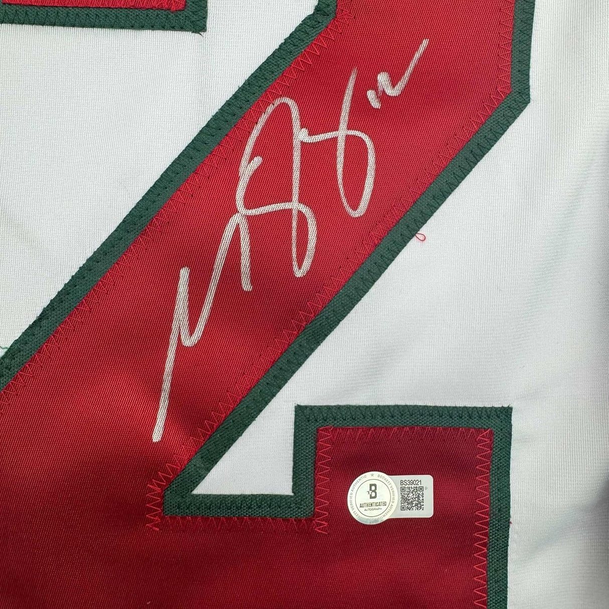 Camiseta de hockey blanca de Minnesota Beckett BAS COA enmarcada, autografiada y firmada por Matt Boldy, 35 x 39