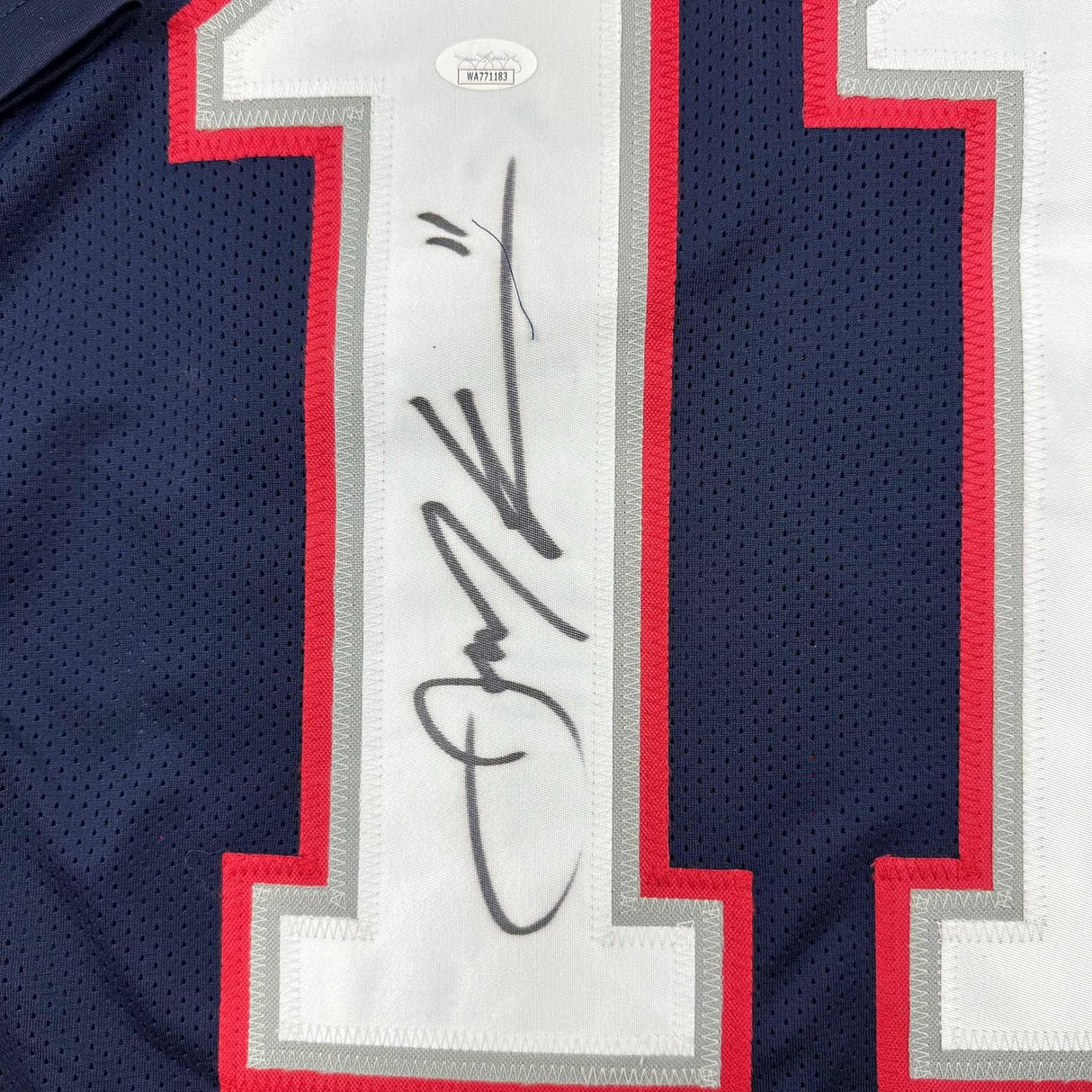 Camiseta de fútbol azul de Nueva Inglaterra enmarcada, autografiada y firmada por Julian Edelman, 35 x 39, JSA COA