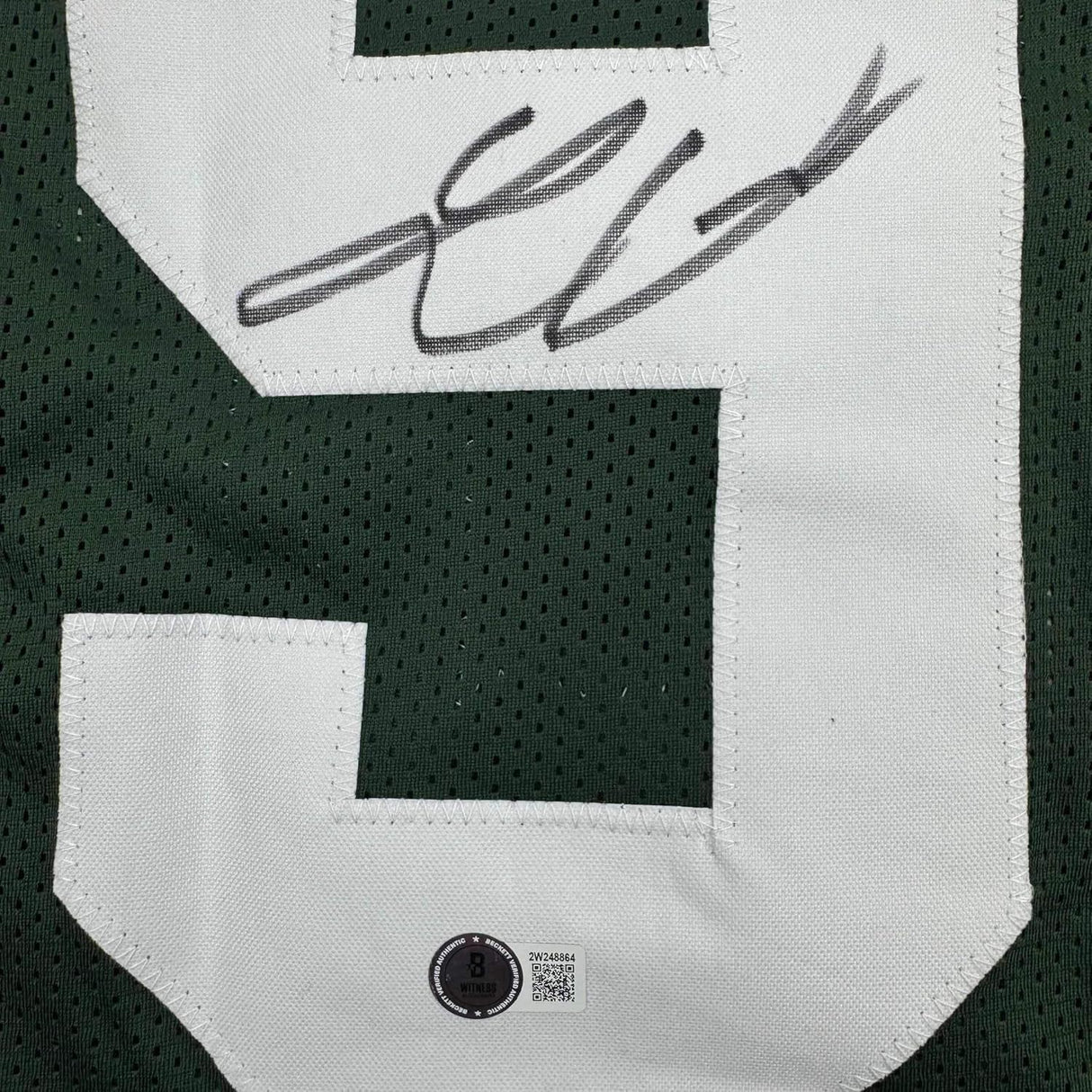 Camiseta de fútbol verde de Green Bay, enmarcada, autografiada y firmada por Lukas Van Ness, 35 x 39, Beckett BAS COA