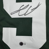 Camiseta de fútbol verde de Green Bay, enmarcada, autografiada y firmada por Lukas Van Ness, 35 x 39, Beckett BAS COA