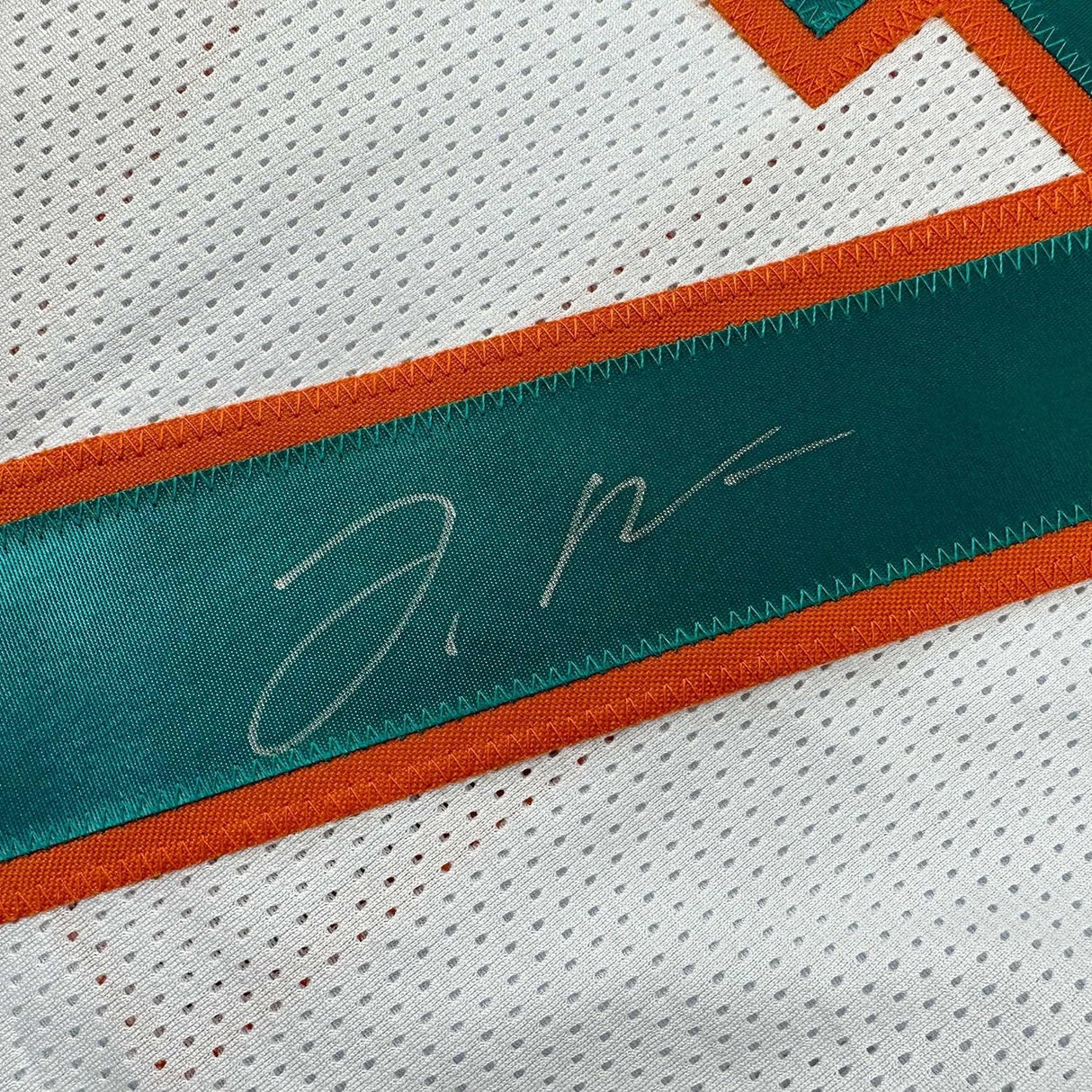 Camiseta de fútbol blanca de Miami, enmarcada, autografiada y firmada por Jaylen Waddle, 35 x 39, JSA COA