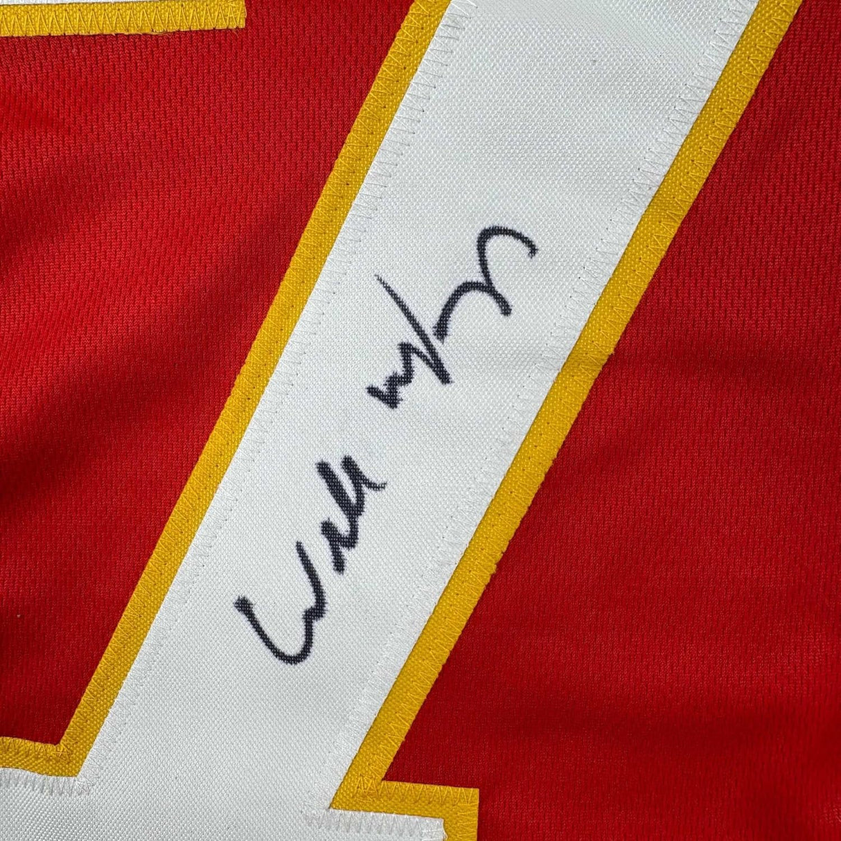Camiseta de fútbol americano enmarcada, autografiada y firmada por Willie Roaf, 35 x 39, color rojo de Kansas City, Beckett BAS COA