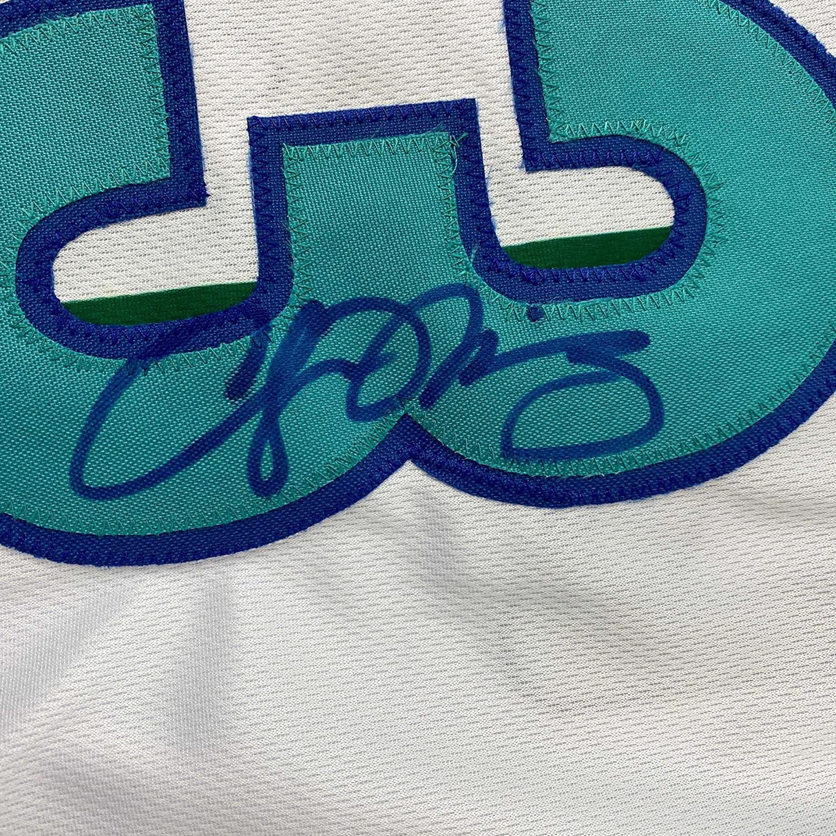 Camiseta de baloncesto blanca de Charlotte de 35 x 39, enmarcada, autografiada y firmada por Alonzo Mourning (JSA COA)