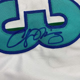 Camiseta de baloncesto blanca de Charlotte de 35 x 39, enmarcada, autografiada y firmada por Alonzo Mourning (JSA COA)