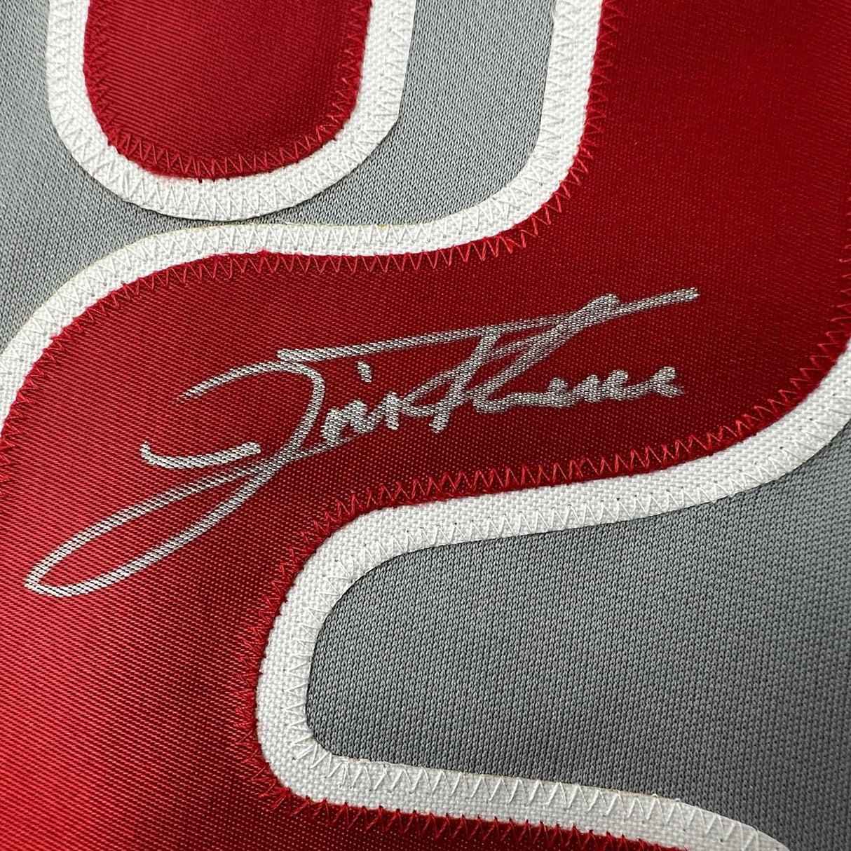 Camiseta de béisbol gris de Filadelfia de 35 x 39, enmarcada, autografiada y firmada por Jim Thome (JSA COA)