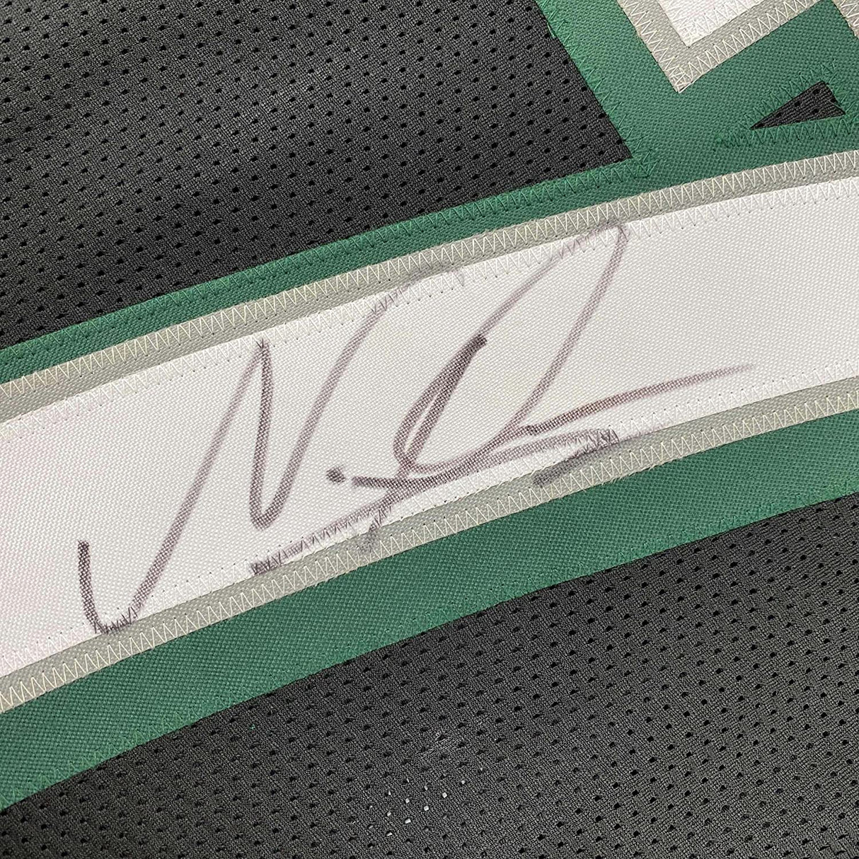 Camiseta de fútbol americano negra de Filadelfia de Nakobe Dean, enmarcada, autografiada y firmada, 35 x 39, JSA COA