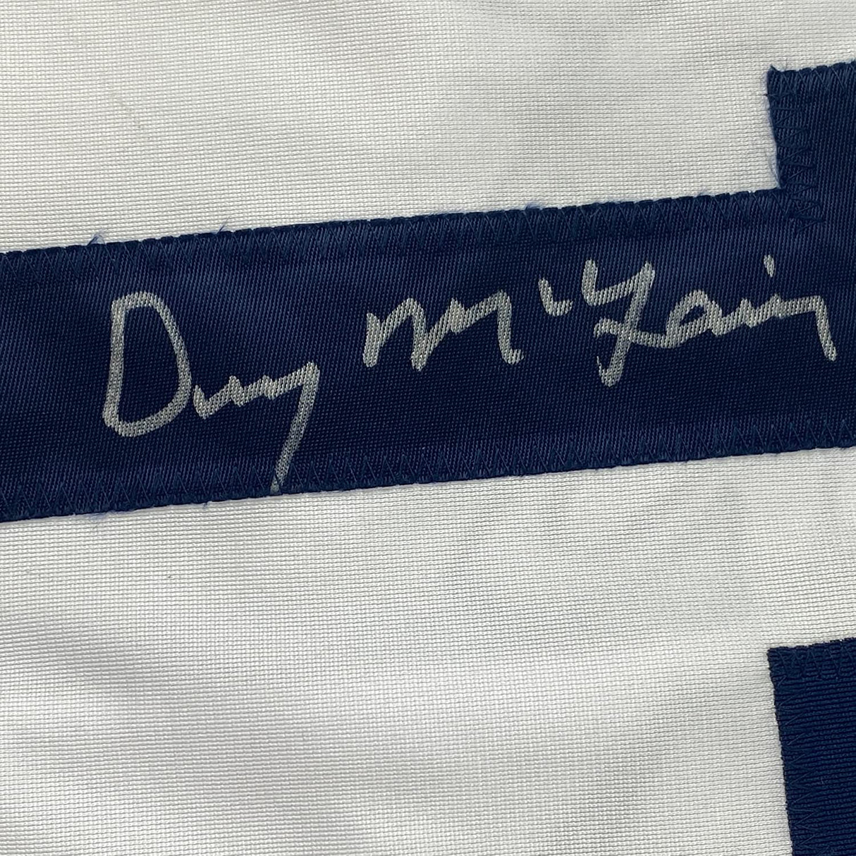 Camiseta de béisbol blanca de Detroit de 35 x 39, enmarcada, autografiada y firmada por Denny McLain (JSA COA)