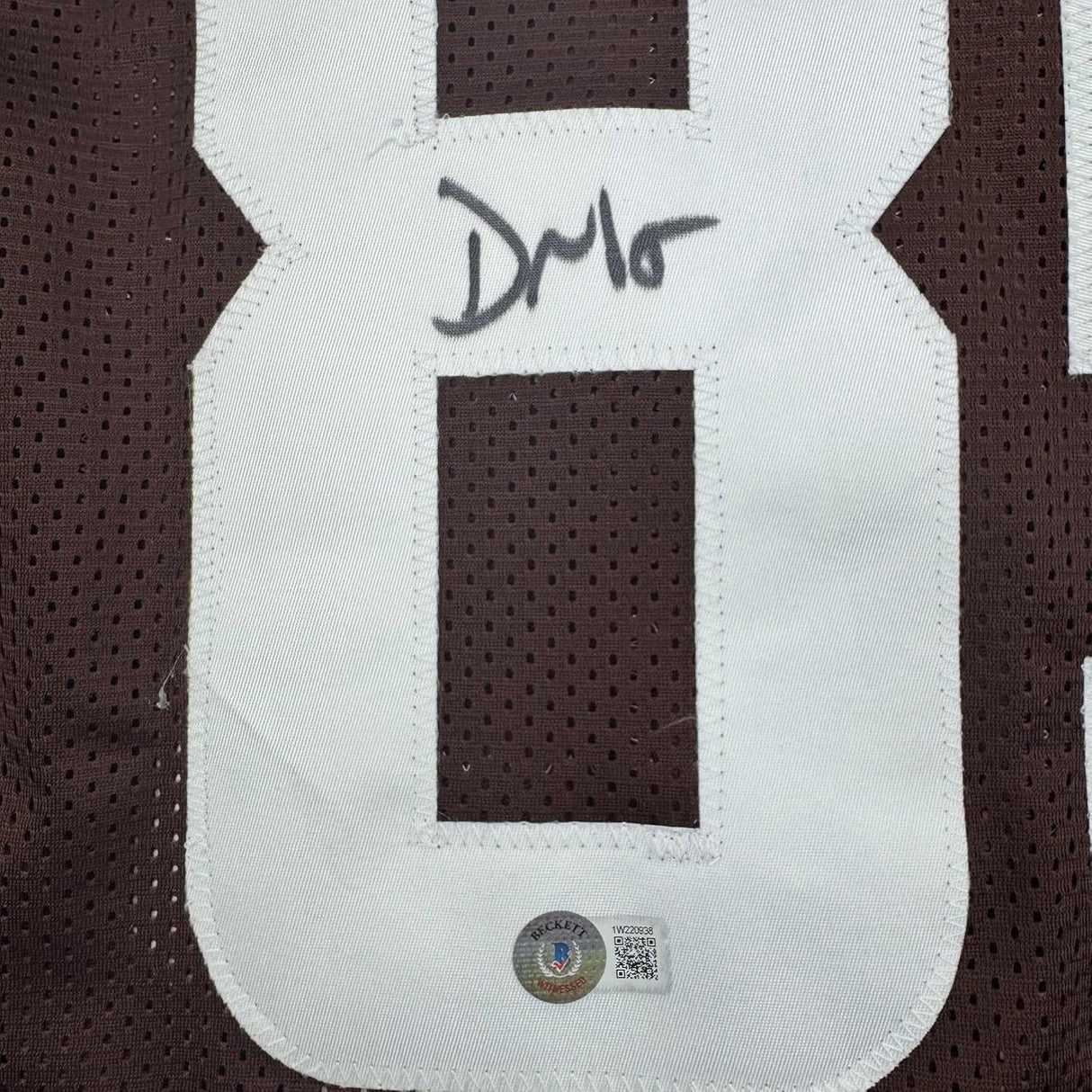 Camiseta de fútbol americano de Cleveland Beckett BAS COA enmarcada, autografiada y firmada por David Njoku, 35 x 39, color marrón