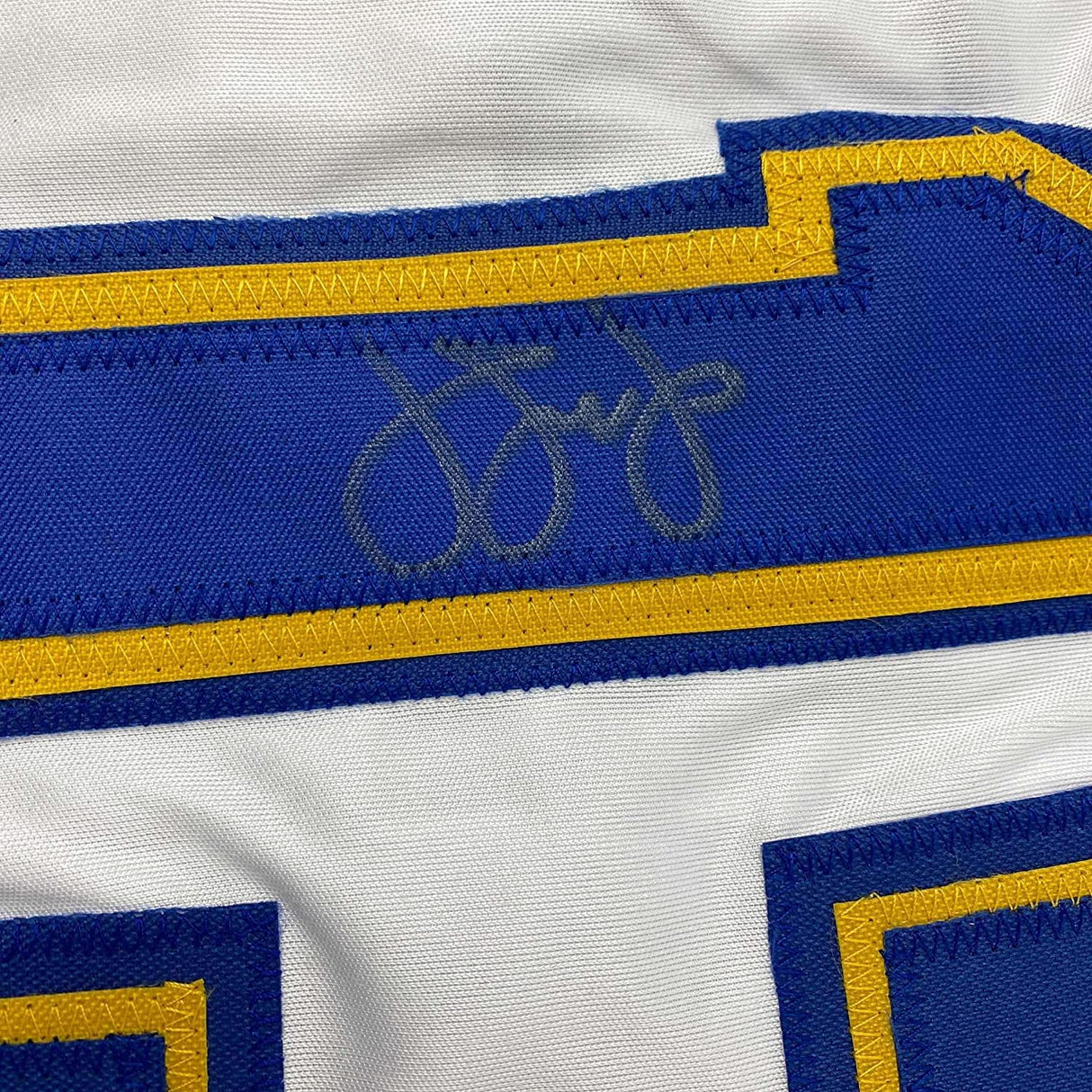 Camiseta de béisbol blanca de Seattle de 35 x 39, enmarcada y autografiada de Omar Vizquel (JSA COA)