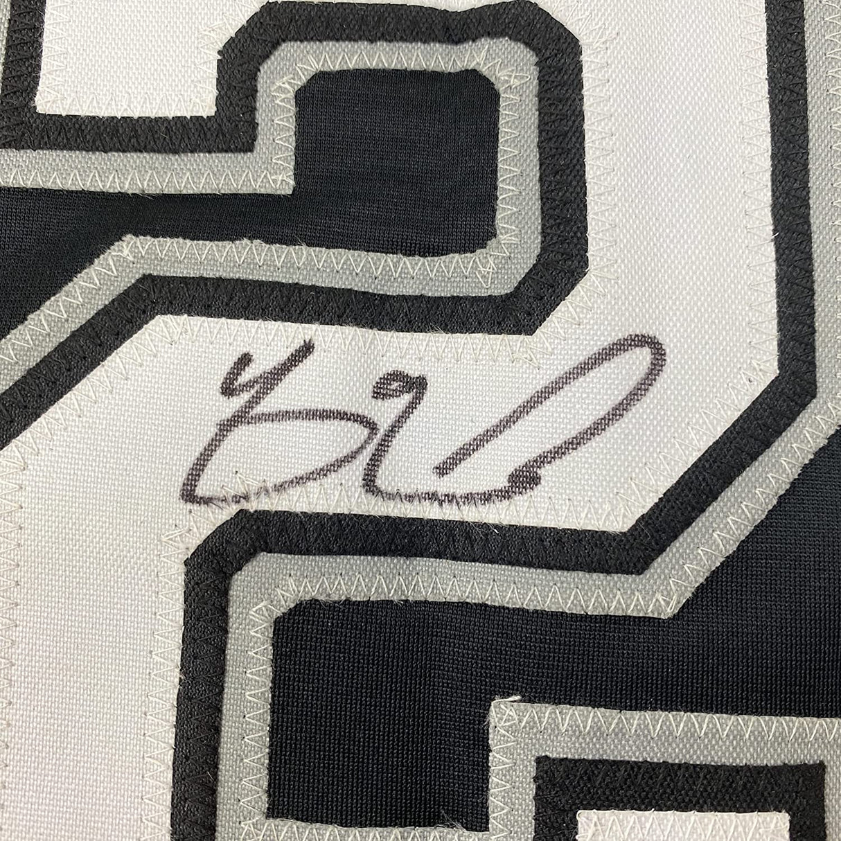 Camiseta de béisbol negra de Chicago Beckett BAS COA enmarcada, autografiada y firmada por Yasmani Grandal, 35 x 39